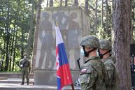 Zväčšiť fotografiu - Na brezine sa opäť spomínalo na hrdinov slovenského národného povstania - IMG_1050