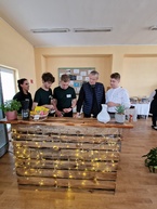 Zväčšiť fotografiu - Na gastrodňoch to opäť hýrilo farbami a vôňami, zabrať dostali najmä chuťové poháriky - 20230428_100547