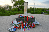 Zväčšiť fotografiu - Na odkaz snp nezabúdajú ani v trenčianskom kraji - Foto-3925