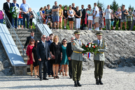 Zväčšiť fotografiu - Na odkaz snp nezabúdajú ani v trenčianskom kraji - Foto-3956