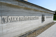 Zväčšiť fotografiu - Na odkaz snp nezabúdajú ani v trenčianskom kraji - Foto-3984