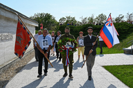 Zväčšiť fotografiu - Na odkaz snp nezabúdajú ani v trenčianskom kraji - Foto-3988
