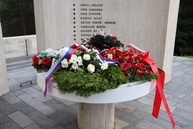 Zväčšiť fotografiu - Na odkaz snp nezabúdajú ani v trenčianskom kraji - IMG_2590