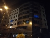 Zväčšiť fotografiu - Na podporu autizmu sa župný úrad opäť rozsvieti na modro - budova na modro3