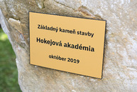 Zväčšiť fotografiu - Na trenčiansku župu zavítal prezident sr, nosnou témou bolo stredné školstvo - Hokejová hala - začiatok výstavby - poklepanie základného kameňa (7)