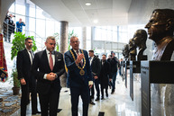 Zväčšiť fotografiu - Na trenčiansku župu zavítal prezident sr, nosnou témou bolo stredné školstvo - TSK_prezident_hokejovka_mini-25