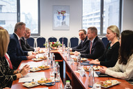 Zväčšiť fotografiu - Na trenčiansku župu zavítal prezident sr, nosnou témou bolo stredné školstvo - TSK_prezident_hokejovka_mini-28
