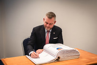 Zväčšiť fotografiu - Na trenčiansku župu zavítal prezident sr, nosnou témou bolo stredné školstvo - TSK_prezident_hokejovka_mini-35