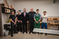 Zväčšiť fotografiu - Na trenčiansku župu zavítal prezident sr, nosnou témou bolo stredné školstvo - TSK_prezident_hokejovka_mini-44