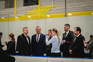 Zväčšiť fotografiu - Na trenčiansku župu zavítal prezident sr, nosnou témou bolo stredné školstvo - TSK_prezident_hokejovka_mini-66