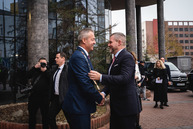 Zväčšiť fotografiu - Na trenčiansku župu zavítal prezident sr, nosnou témou bolo stredné školstvo - TSK_prezident_hokejovka_mini