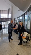 Zväčšiť fotografiu - Na znak dlhoročnej spolupráce umiestnili vo vestibule pohár - 20231215_140801