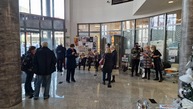 Zväčšiť fotografiu - Na znak dlhoročnej spolupráce umiestnili vo vestibule pohár - 20231215_135350