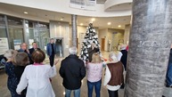 Zväčšiť fotografiu - Na znak dlhoročnej spolupráce umiestnili vo vestibule pohár - 20231215_141837