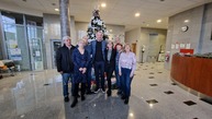 Zväčšiť fotografiu - Na znak dlhoročnej spolupráce umiestnili vo vestibule pohár - 20231215_142222