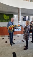 Zväčšiť fotografiu - Na znak dlhoročnej spolupráce umiestnili vo vestibule pohár - 20231215_141107