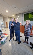 Zväčšiť fotografiu - Na znak dlhoročnej spolupráce umiestnili vo vestibule pohár - 20231215_141658