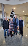 Zväčšiť fotografiu - Na znak dlhoročnej spolupráce umiestnili vo vestibule pohár - 20231215_142121