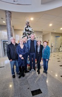 Zväčšiť fotografiu - Na znak dlhoročnej spolupráce umiestnili vo vestibule pohár - 20231215_142149