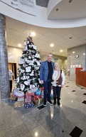 Zväčšiť fotografiu - Na znak dlhoročnej spolupráce umiestnili vo vestibule pohár - 20231215_142246