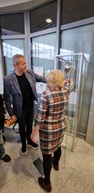Zväčšiť fotografiu - Na znak dlhoročnej spolupráce umiestnili vo vestibule pohár - 20231215_142350