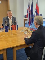 Zväčšiť fotografiu - Na župu zavítal holandský veľvyslanec, diskutovalo sa o meste kultúry i o zelených aktivitách