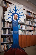 Zväčšiť fotografiu - Najvyššie ocenenie za najzaujímavejšie podujatie školskej knižnice putuje do trenčína.