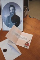 Zväčšiť fotografiu - Najvyššie ocenenie za najzaujímavejšie podujatie školskej knižnice putuje do trenčína.