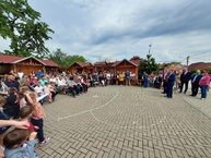 Zväčšiť fotografiu - Neoceniteľnú úlohu mám oslávili na viacerých miestach v trenčianskom kraji - 20220508_141436