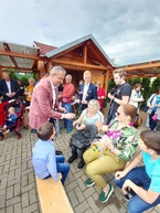 Zväčšiť fotografiu - Neoceniteľnú úlohu mám oslávili na viacerých miestach v trenčianskom kraji - 20220508_150258