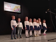 Zväčšiť fotografiu - Neoceniteľnú úlohu mám oslávili na viacerých miestach v trenčianskom kraji - 20220508_153722