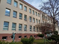 Zväčšiť fotografiu - O prvenstvo sa pobije 44 žiakov - hlavna_budova_od zapadu