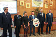 Zväčšiť fotografiu - O titul dedina roka 2021 zabojuje aj šesť obcí z trenčianskeho kraja - odovzdanie ceny