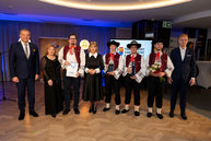 Zväčšiť fotografiu - Ocenili sme tých, ktorí sa nesnažia byť slávnymi, ale hodnotnými