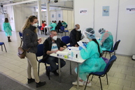 Zväčšiť fotografiu - Očkovanie vo veľkokapacitnom krajskom očkovacom centre pokračuje - IMG_0017