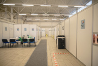 Zväčšiť fotografiu - Očkovanie vo veľkokapacitnom krajskom očkovacom centre pokračuje - TSK_KVOC TN_27.3.-27