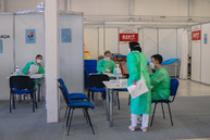 Zväčšiť fotografiu - Očkovanie vo veľkokapacitnom krajskom očkovacom centre pokračuje - TSK_KVOC TN_27.3.-35