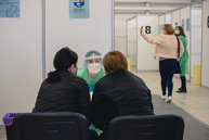 Zväčšiť fotografiu - Očkovanie vo veľkokapacitnom krajskom očkovacom centre pokračuje - TSK_KVOC TN_27.3.-40