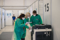 Zväčšiť fotografiu - Očkovanie vo veľkokapacitnom krajskom očkovacom centre pokračuje - TSK_KVOC TN_27.3.-48