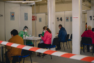 Zväčšiť fotografiu - Očkovanie vo veľkokapacitnom krajskom očkovacom centre pokračuje - TSK_KVOC TN_27.3.-61