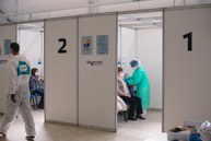 Zväčšiť fotografiu - Očkovanie vo veľkokapacitnom krajskom očkovacom centre pokračuje - TSK_KVOC TN_27.3.-66