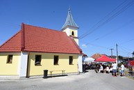 Zväčšiť fotografiu - Od obnovenej kaplnky cez dožinky po súťaž vo varení gulášu