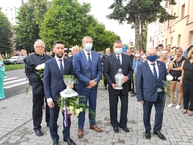 Zväčšiť fotografiu - Pamätník zosnulých baníkov v handlovej opäť zahalili biele ruže - IMG_20200810_175925_1