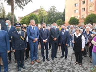 Zväčšiť fotografiu - Pamätník zosnulých baníkov v handlovej opäť zahalili biele ruže - IMG_20200810_181724