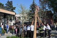 Zväčšiť fotografiu - Pestrofarebné stužky na májoch už vejú nad obcami trenčianskeho kraja