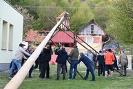 Zväčšiť fotografiu - Pestrofarebné stužky na májoch už vejú nad obcami trenčianskeho kraja