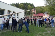 Zväčšiť fotografiu - Pestrofarebné stužky na májoch už vejú nad obcami trenčianskeho kraja