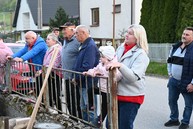 Zväčšiť fotografiu - Pestrofarebné stužky na májoch už vejú nad obcami trenčianskeho kraja