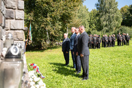 Zväčšiť fotografiu - Počas osláv nezabúdajú na tragicky zosnulých kolegov - TSK_Handlová-19