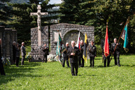 Zväčšiť fotografiu - Počas osláv nezabúdajú na tragicky zosnulých kolegov - TSK_Handlová-30